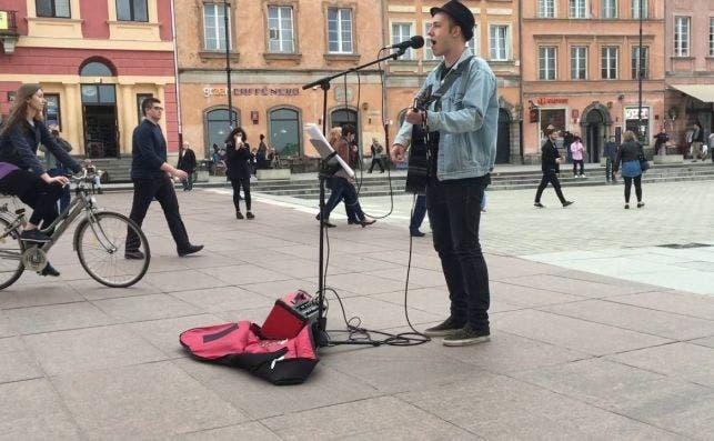 musico en la plaza del castillo de varsovia