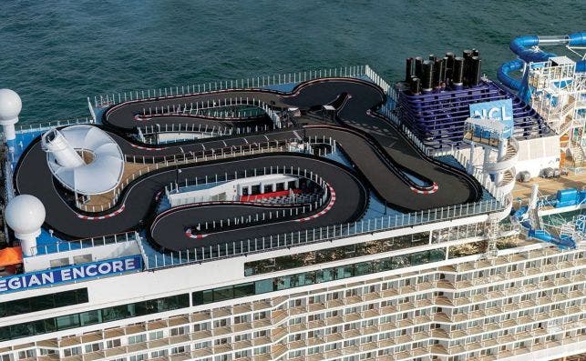 La pista de karting del Norwegian Encore es la mÃ¡s grande del mar. Foto: Norwegian Cruise Line.