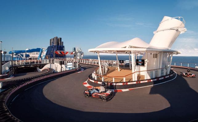 En la cubierta superior del Norwegian Encore se encuentra la pista de karting de 300 metros. Foto: Norwegian Cruise Line.