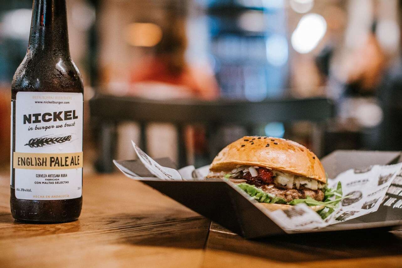 Nickel Burguer dispone de cervezas artesanales propias.