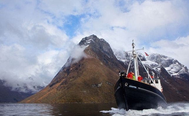 El HMS Gassten navega por los fiordos de Noruega. Foto Summit and Blue
