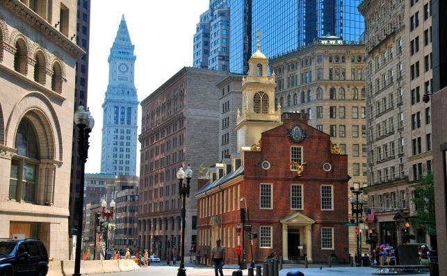 La Vieja Casa del Estado, de Boston, quedÃ³ enclaustrada entre grandes edificios y torres de cristal.