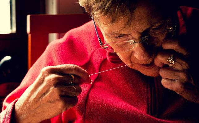'Older woman cutting a sewing thread' by @jrrriverorbb (Spain)