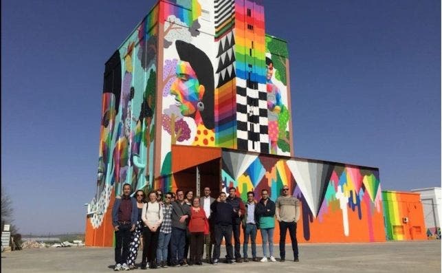 El proyecto Titanes transforma los silos de los pueblos manchegos en gigantescas obras de arte urbano. Fotos: DiputaciÃ³n de Ciudad Real.