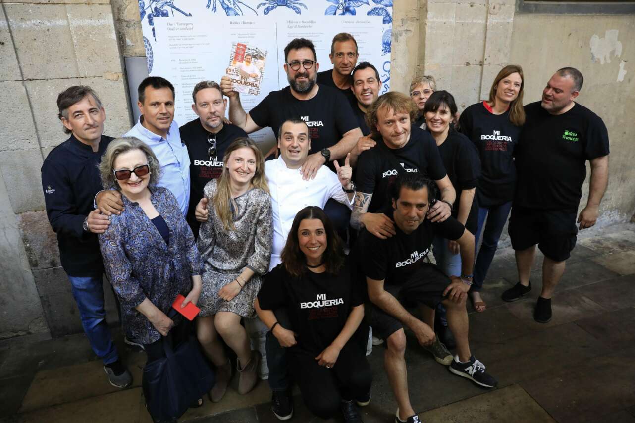 Oscar Manresa con amigos y paradistas en la presentaciÃ³n del libro de La BoquerÃ­a.