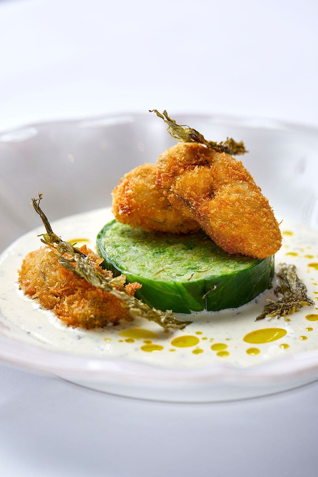 Ostras crujientes con repollo y ensalada con crema de ostras. Foto The Goring.