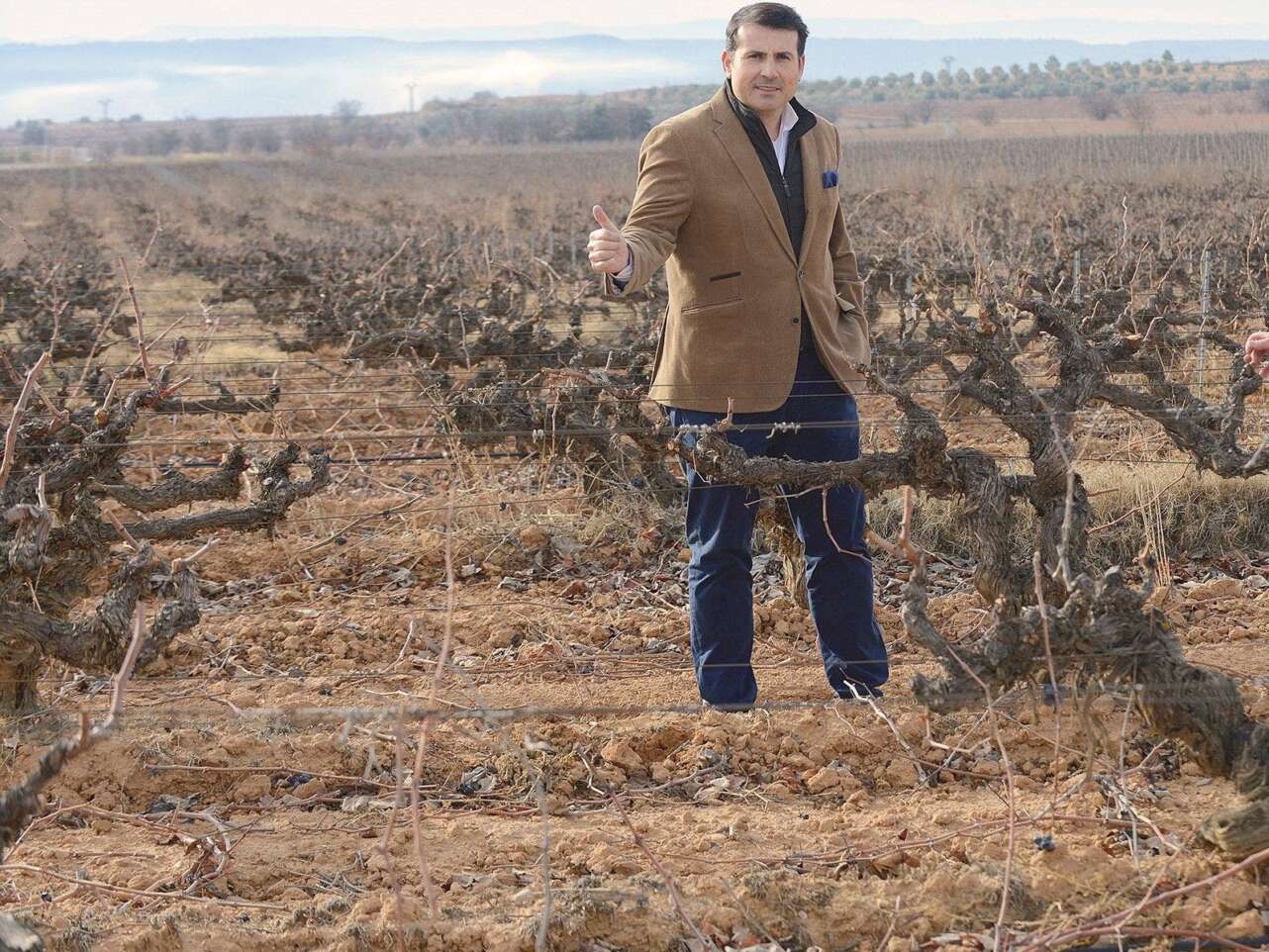 Pablo Ossorio en las viÃ±as de Bodegas Hispano Suizas.