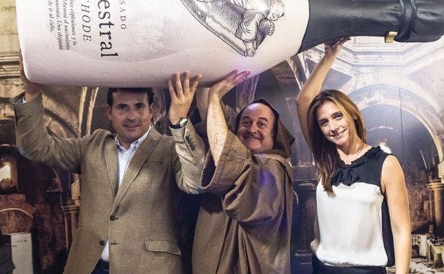 Pablo Ossorio junto a la enÃ³loga Mari Paz Quiles en la presentaciÃ³n de un nuevo vino de Bodegas Vegamar.