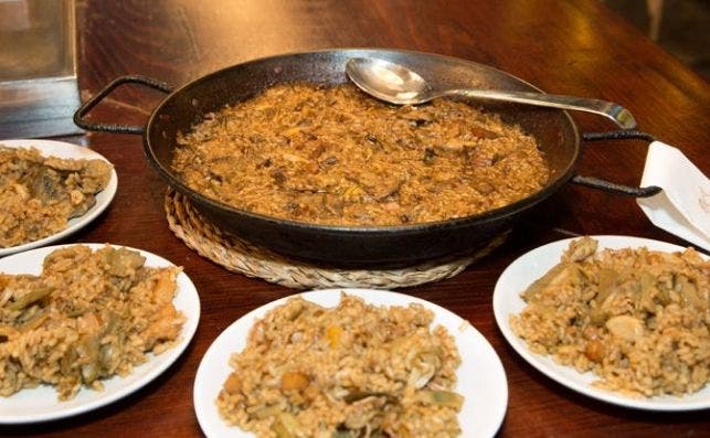 Paella de alcachofas y chipirones