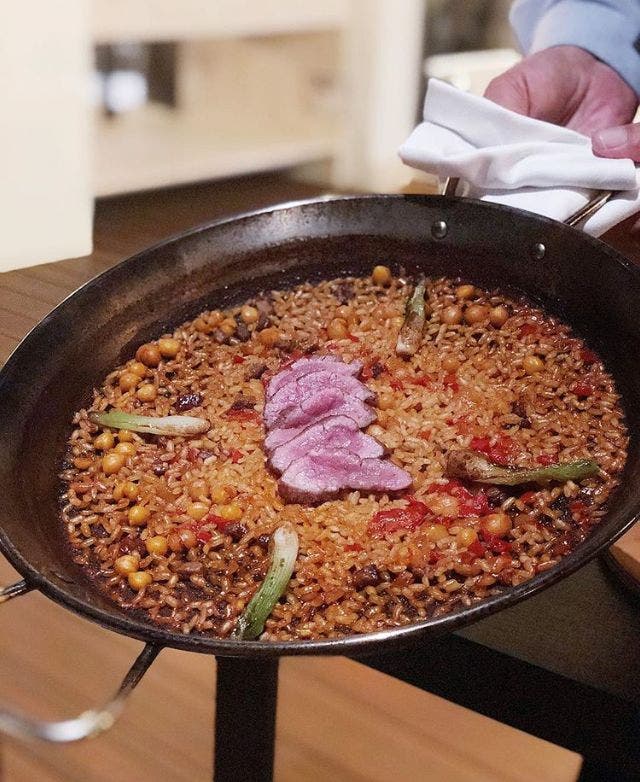 Paella de cerdo ibÃ©rico con ajos tiernos y garbanzos. Restaurante Melvin.