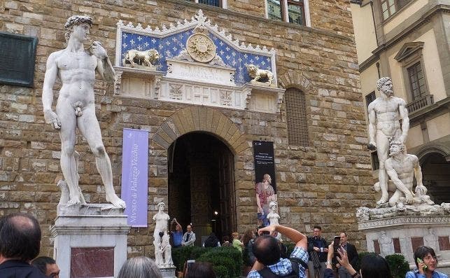 En Florencia estÃ¡ prohibido fotografÃ­ar el David. Pero en el Palacio Viejo hay una copia donde todo el mundo se retrata.