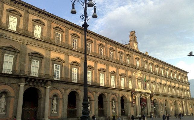 Palacio Real de NÃ¡poles, una de las huellas de los Borbones en el sur de Italia. Foto: Wikipedia.