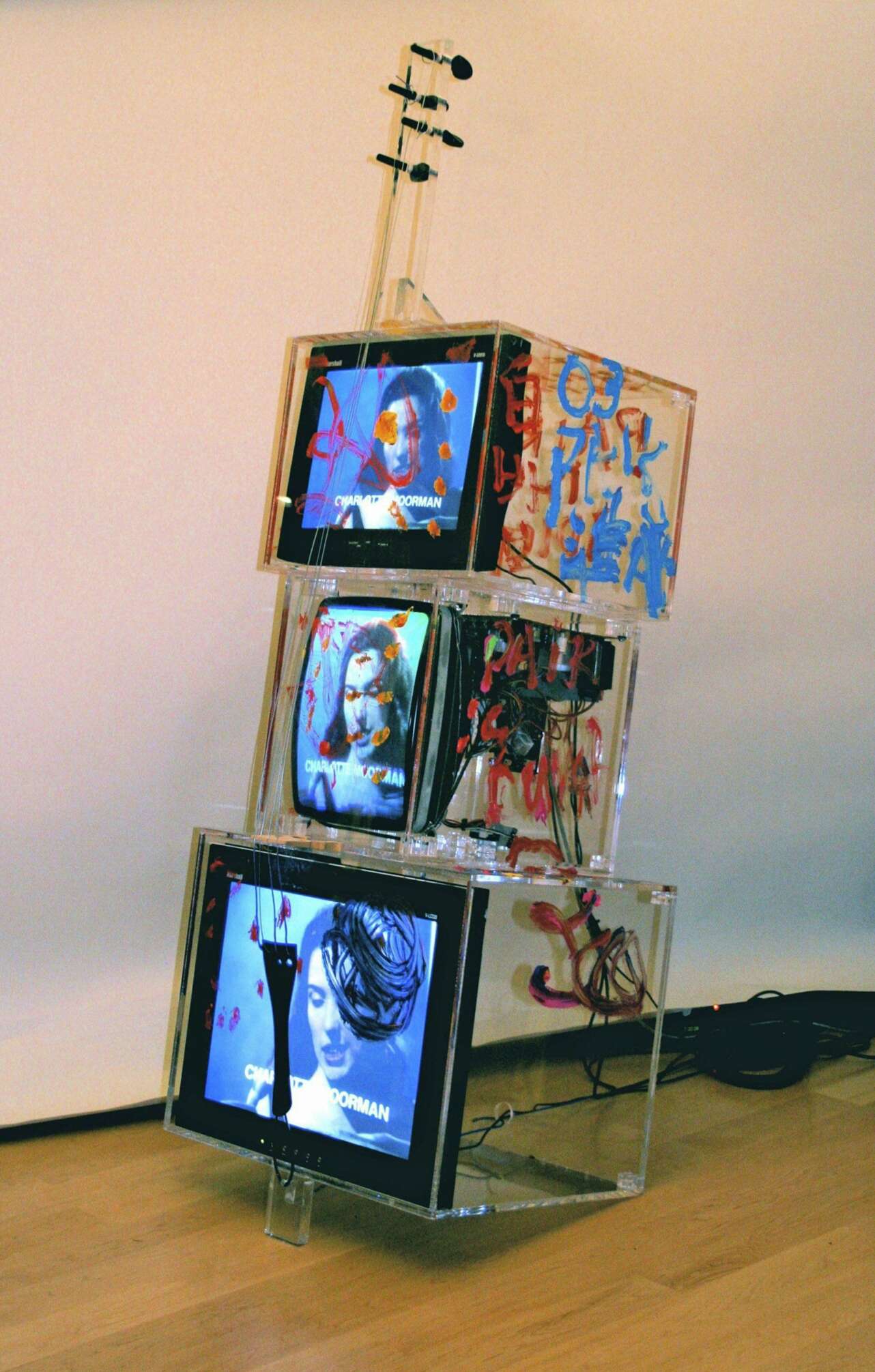 Pantallas que conforman esculturas. Nam June Paik. EFE.