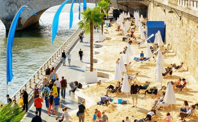 Cada verano en las márgenes del Sena se crean playas artificiales.