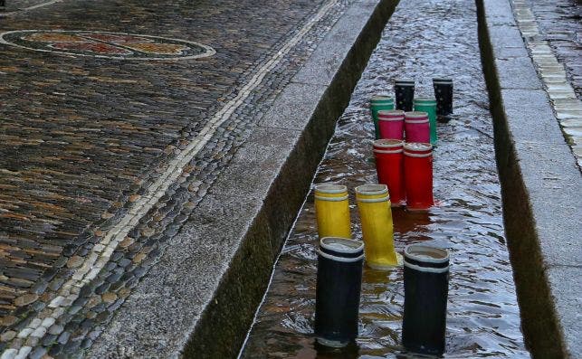 PequenÌƒos canales discurren por las calles de Firburgo. Foto Getty Images