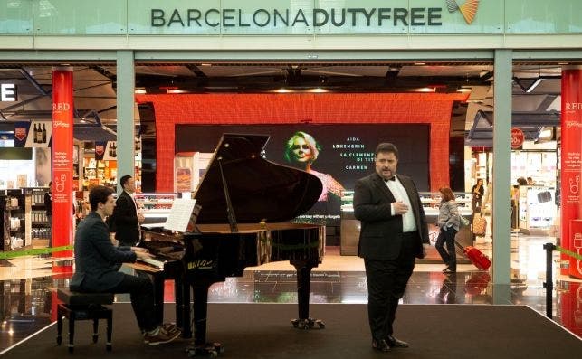 La Ã³pera sorprendiÃ³ el pasado marzo a los pasajeros de El Prat. Foto Enric Fontcuberta | EFE.