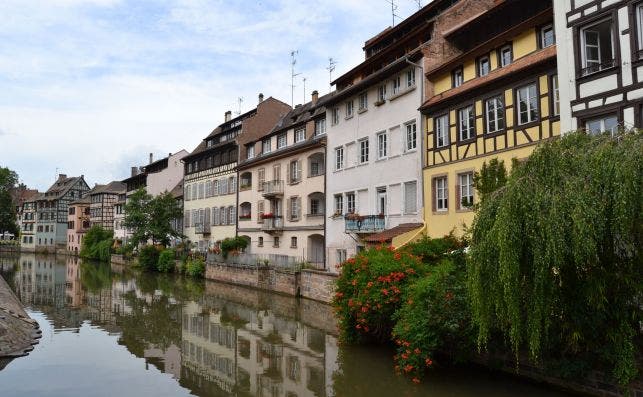 Petite France, uno de los barrios mÃ¡s animados de Estrasburgo. Foto: Daniel Photographie-Unsplash.