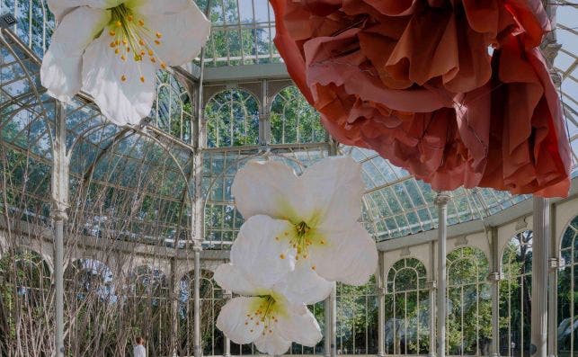 Grandes amapolas, flores de cerezo, claveles y lirios se despliegan en la estructura. Foto Imagen Subliminal