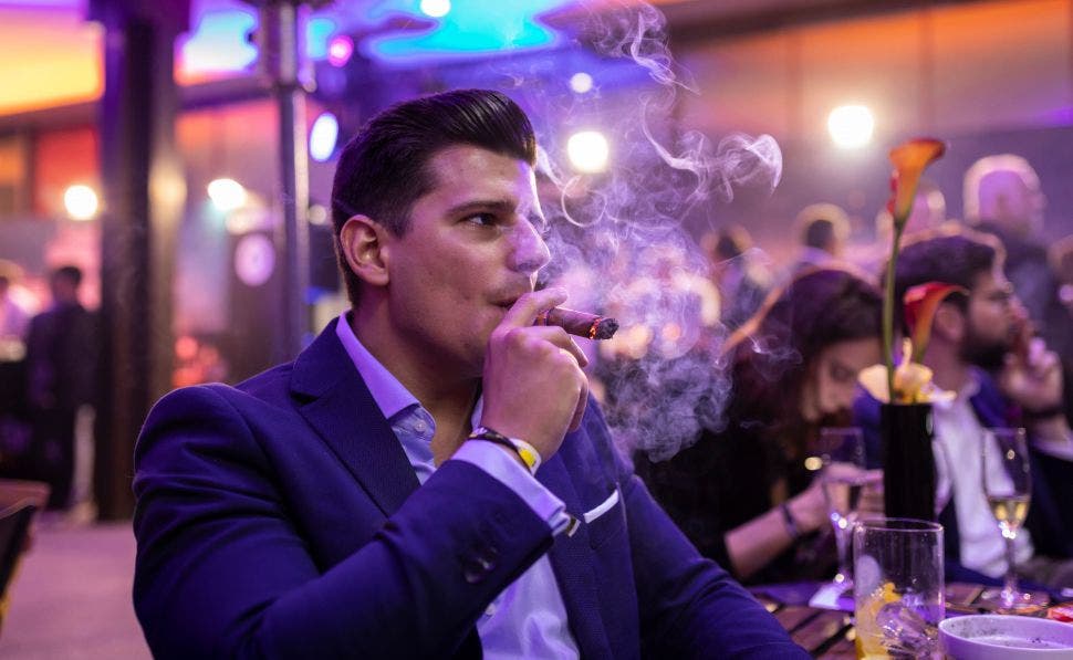Un hombre fumando un habano en el evento del Club PasiÃ³n Habanos. Autor: Club PasioÌn Habanos