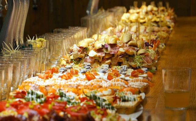 Sean pinchos o tapas, no hay persona que se resista a este patrimonio de la cocina española. Foto Marcus Hansson