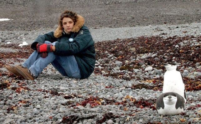 Una turista observa una pareja de pingÃ¼inos en la Isla Rey Jorge. EFE-IF