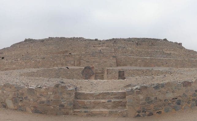 PiraÌ€mide i placÌ§a de Caral