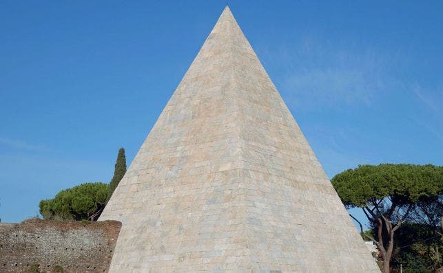 La pirÃ¡mide Cestia es la tumba de un magistrado romano. Foto: Wikipedia.