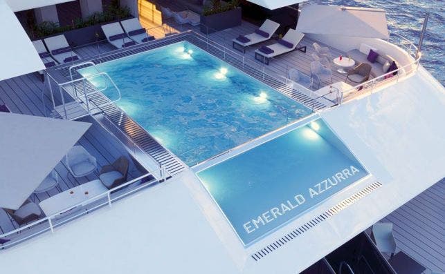 Piscina a bordo. Imagen Emerald Yacht Cruises