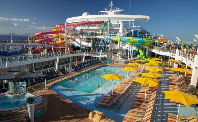 La piscina superior del Oasis of the Seas cuenta con nuevos toboganes. Foto: Royal Caribbean.