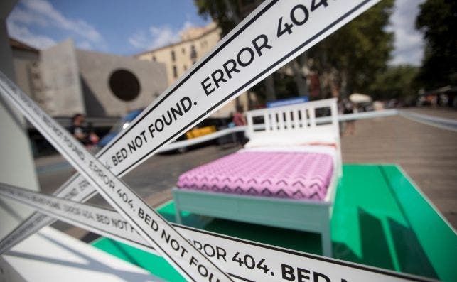 El Ayuntamiento de Barcelona montÃ³ camas en la ciudad para advertir de los pisos turÃ­sticos ilegales.