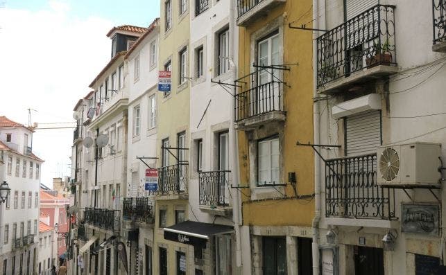 Lisboa suspendiÃ³ las nuevas licencias de pisos turÃ­sticos en barrios con mucha presiÃ³n turÃ­stica.