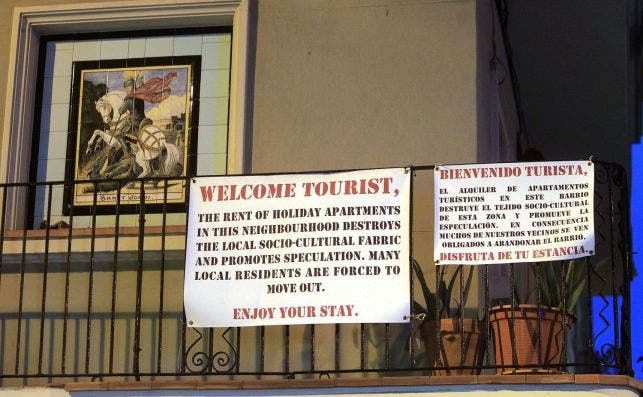 Carteles contra los pisos turÃ­sticos en la Barceloneta. EFE