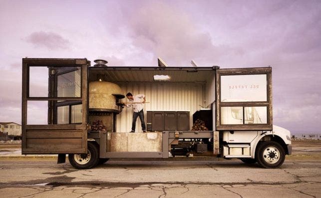 Pizzeria del popolo. Foto Jon Darsky, Container Atlas, Gestalten.