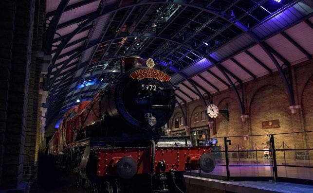 La plataforma 9 3/4 no estÃ¡ en King Cross, pero se la puede encontrar en los estudios de Warner. Foto: Warner Bros