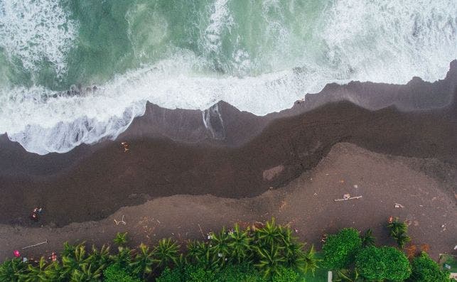 Playa Hermosa, Puntarenas. Foto: Max Bottinger | Unsplash.