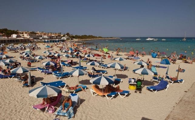 Turistas en la playa de Punta Prima, en el municipio menorquÃ­n de Sant LluÃ­s. EFE/David Arquimbau