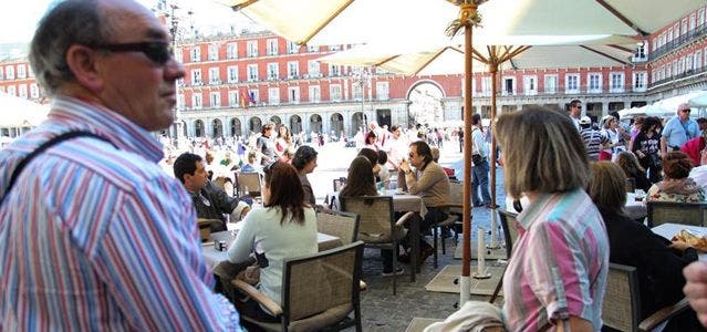 Turistas espaÃ±oles en la plaza Mayor de Madrid.