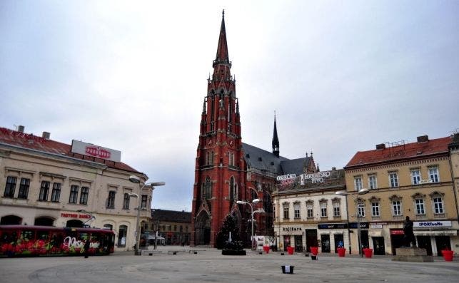 Plaza Ante Starcevic y Catedral de San Pedro y San Pablo. Foto: Pixabay.