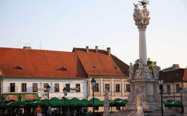 Plaza de la SantiÌsima Trinidad coronada por la Columna de la Peste en Tvrdja, en la ciudad vieja de Osijek. Foto Manena Munar.