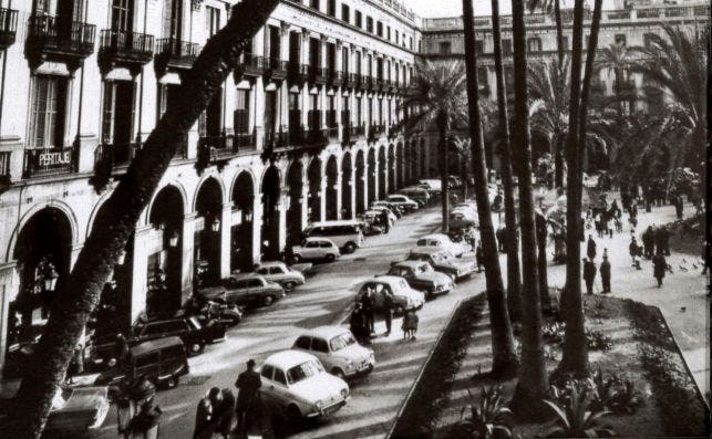 Coches aparcados en el interior de la Plaza Real, en 1970. Foto: Oriol Maspons.