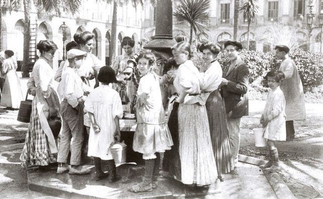 Las familias recogen agua en una de las fuentes, hacia 1910. Foto: BrangulÃ­.