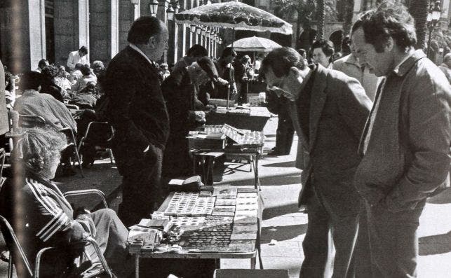 La feria filatÃ©lica de los domingos, en 1985. Foto: Estela Cometta.