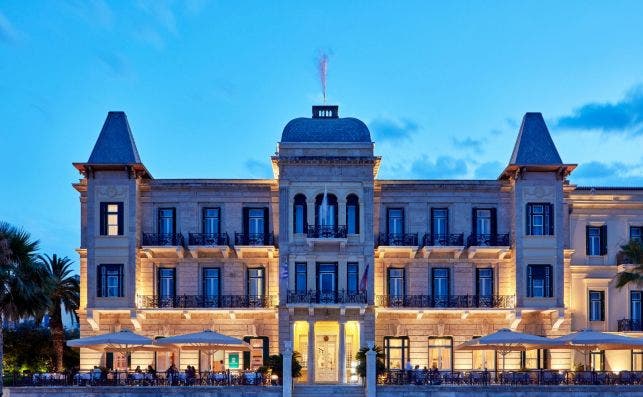 El hotel se encuentra en primera lÃ­nea de la costa en la isla griega de Spetses. Foto: Hotel Poseidonion Grand.