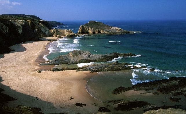 Praia Zambujeira do Mar. Foto Turismo del Alentejo.