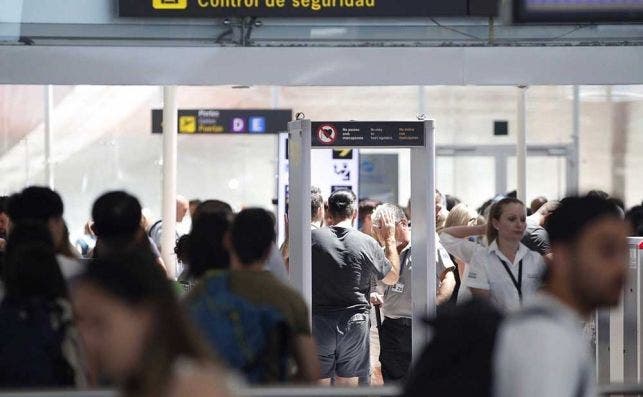 Control de seguridad en el aeropuerto de El Prat. Foto: EFE.