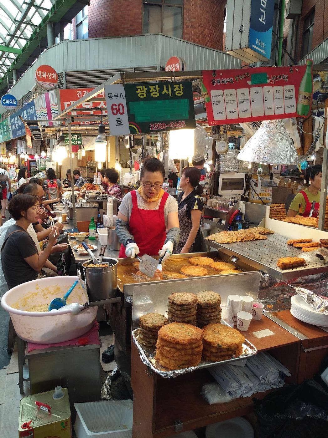 Preparan pajong en el mercado de Gwangjang. Foto: Sergio Cabrera.
