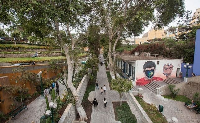 Puente de Los Suspiros con obra de street art de Jade Rivera. Foto Turismo de PerÃº.