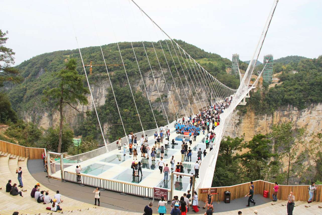 Puente de vidrio de Zhangjiajie, en China. Foto: Wikicommons/CC by 4.0 (dominio pÃºblico)