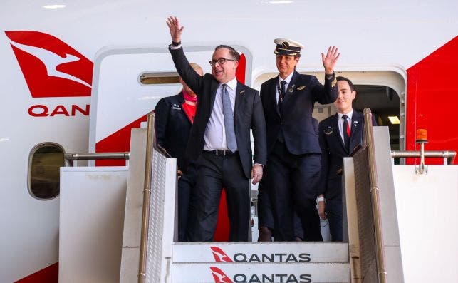 El CEO de Qantas Alan Joyce y la piloto Helen Trenerry al aterrizar en SÃ­dney tras 19 horas y 19 minutos. Foto: Qantas.