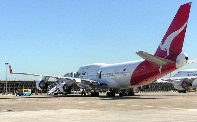 Qantas.b747.ground.arp.750pix